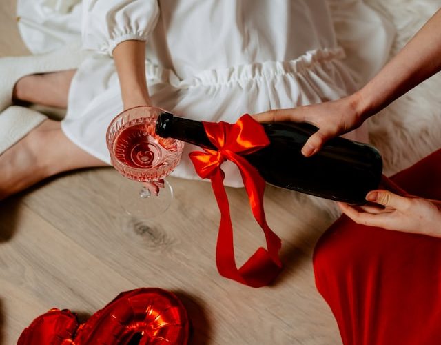 Een wijnfles met een gepersonaliseerd wijnetiket is het ideale valentijnscadeau